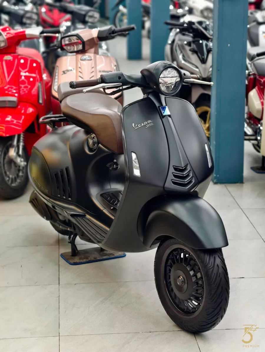 Vespa946 đen Armani 2016