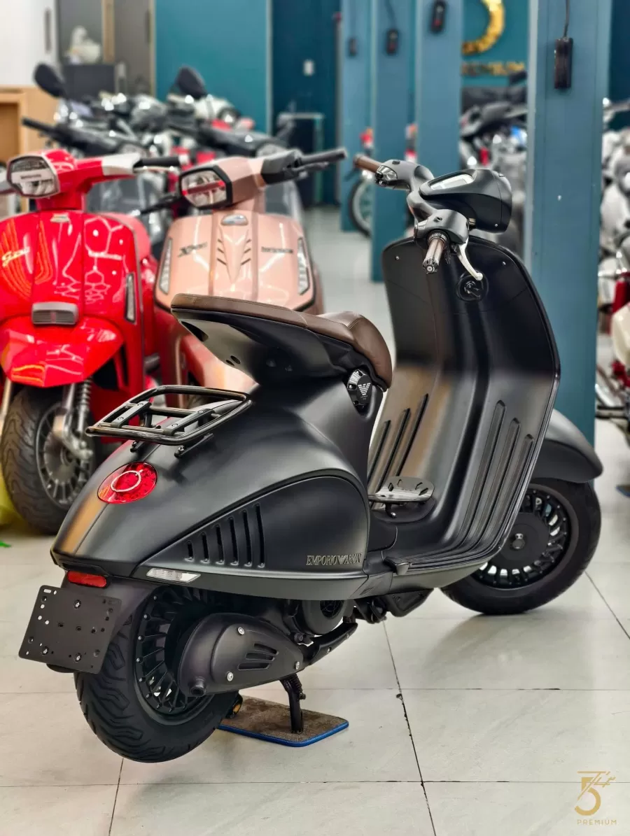 Vespa946 đen Armani 2016